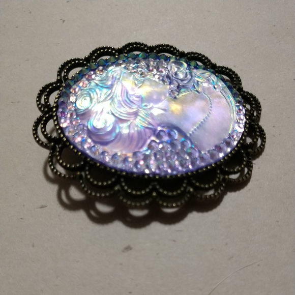 Beautiful! Vintage Bronze Tone Plastic Cameo of a Woman Brooch Pin - Picture 2 of 8